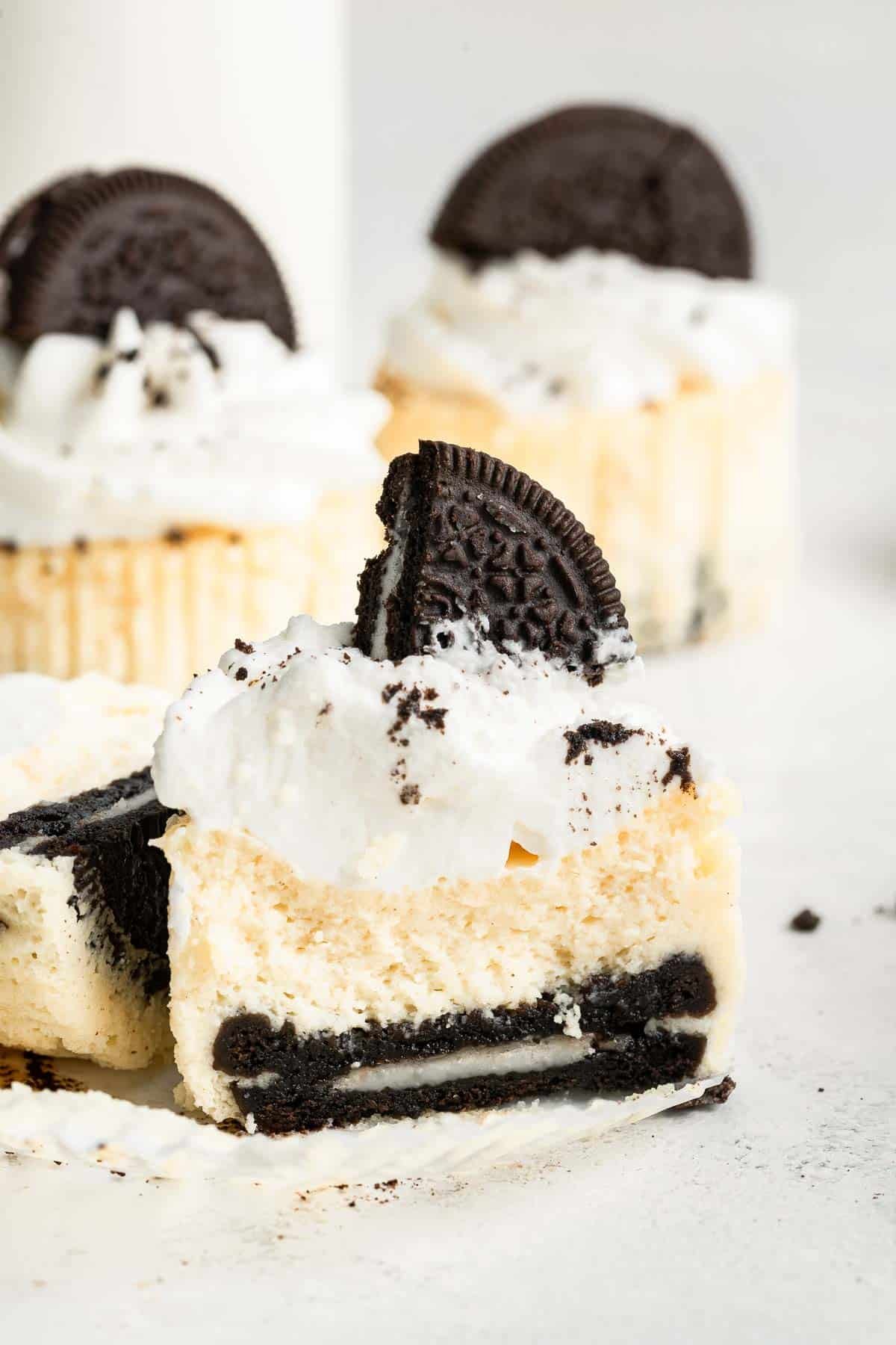 https://www.dessertfortwo.com/wp-content/uploads/2023/01/Oreo-Cheesecake-Cupcakes-6.jpg